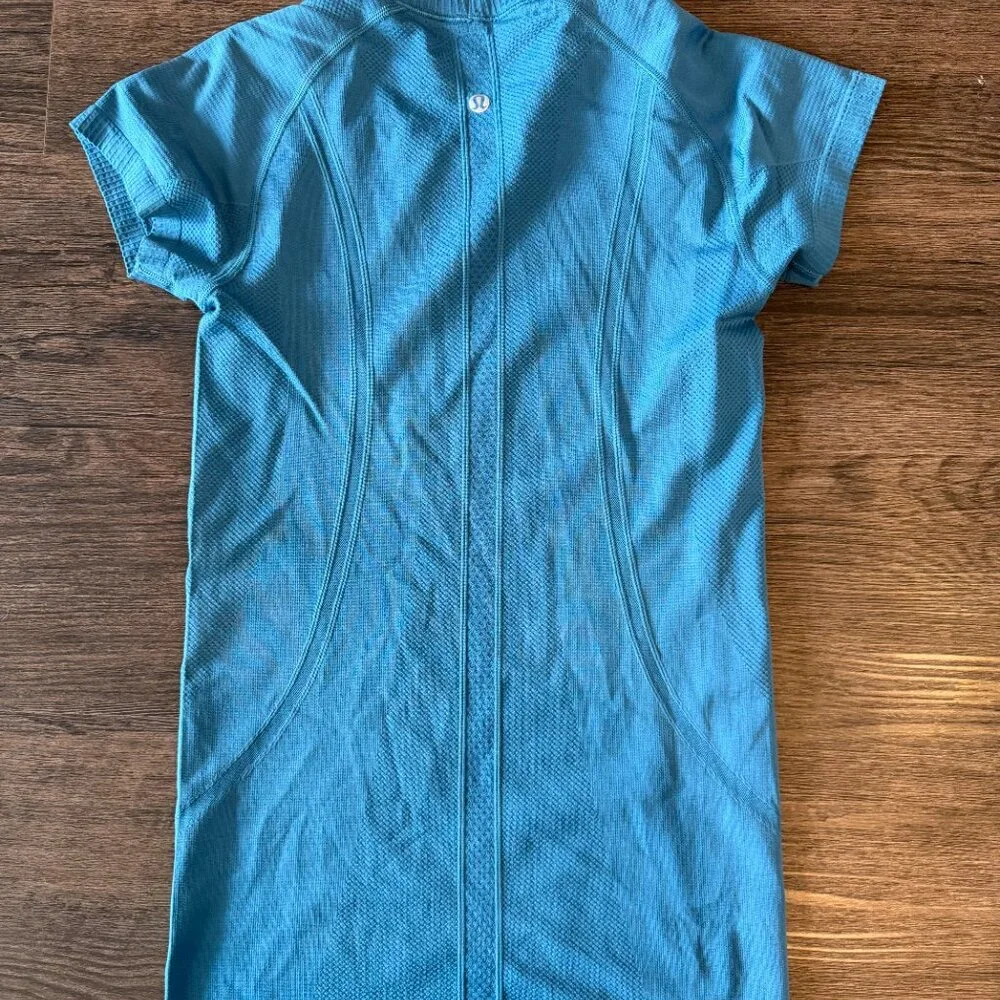 BLUE LULULEMON TOP - Picture 3 of 3